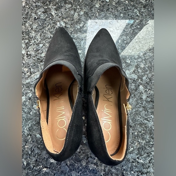 Calvin Klein Black Suede Gold Zip Jitar Leather High Heel Ankle Booties Size 9.5 - Picture 3 of 11